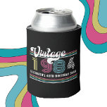 Porta-lata Personalizar qualquer Imagem Vintage Foto Aniversá<br><div class="desc">Brinde às memórias do passado e às alegrias do presente com nosso Cooler de Beer de Aniversário de Qualquer Idade! Este refrigerante combina nostalgia clássica com comodidade moderna, fazer-o o favor do partido perfeito para qualquer comemoração de aniversário. Quer esteja fazendo 21 anos ou comemorando um marco como um 70,...</div>