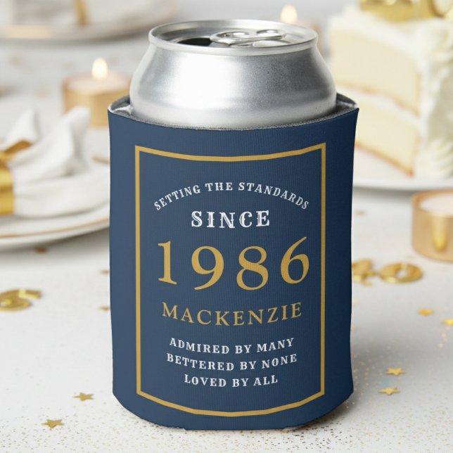 Porta-lata Personalized 40th Birthday 1986 Elegant Blue Gold (1986 blue can cooler. White background.)