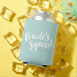 Porta-lata Presentes personalizados de noiva na esquadra da M<br><div class="desc">A festa personalizada de noiva pode resfriar com o gráfico "Esquadrão da Noiva" em um script de pincel de na moda. Personalize com sua data de casamento,  hashtag de casamento,  nomes de damas de honra ou outro texto personalizado. Presente único para noiva,  madrinhas e festas de casamento!</div>