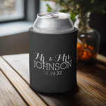 Porta-lata Preto Cor Sólida, Sr. e Sra. Casamento Favoritos<br><div class="desc">Uma cor ousada com fontes chic faz uma peça de declaração para um favor de recepção. Os itens são mais fáceis de personalizar quando você substitui todos os textos e fotos primeiro. Se sua arte ainda precisar ser ajustada, clique no botão Personalizar este. Isso vai levá-lo a uma área de...</div>