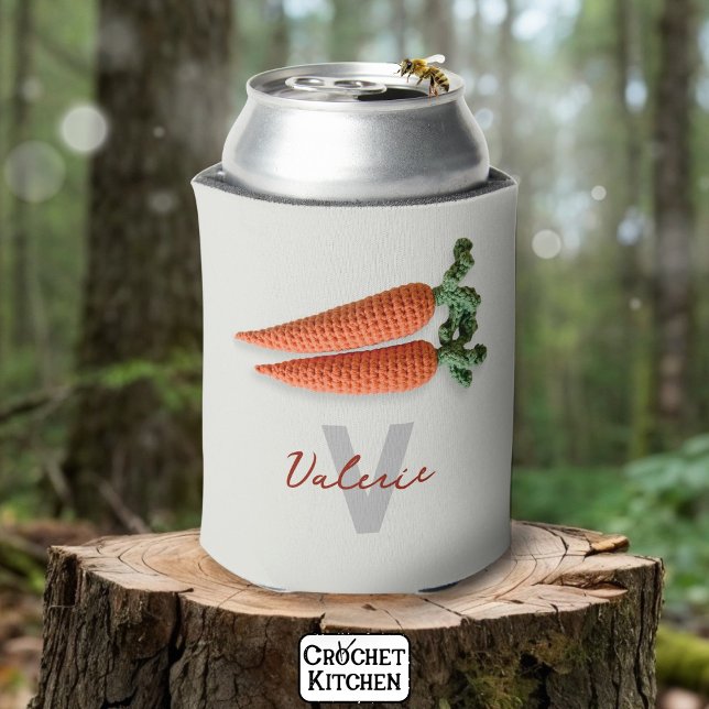 Porta-lata Quirky Amigurumi Minimalist Crochet Carrots Name (Criador carregado)