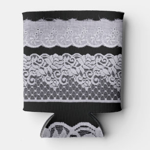 Porta-lata rendas brancas ornamentais, fundo preto isolado.