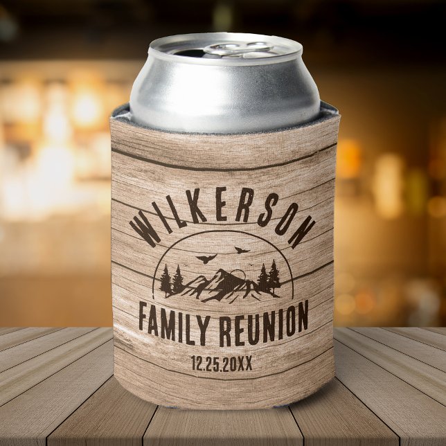Porta-lata Retrô de Florestas de Sindicato Russo (A silver can in a rustic, wooden-textured can cooler with "Wilkerson Family Reunion 12.25.20XX" )