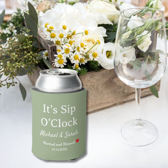 Porta-lata Rustic Wedding Sage Green It’s Sip O’Clock Custom (Criador carregado)