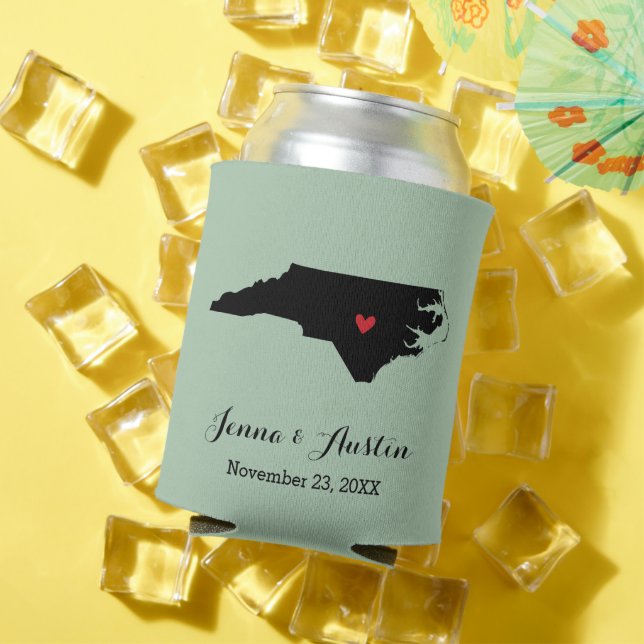 Porta-lata Sage Green North Carolina Wedding Favor Can Cooler (Verão in situ)