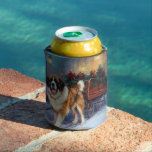 Porta-lata Santo Bernard Christmas Fesason Season<br><div class="desc">Prepare-se para celebrar o feriado com o nosso charmoso Design cênico de Natal do Cão! Este delicioso produto apresenta adoráveis companheiros caninos rodando em meio a uma terra maravilhosa do inverno, adornada com luzes cintilantes, holly, e ornamentos festivos. Seu coração derreterá enquanto você testemunha cachorros vestidos com chapéus de Papai...</div>