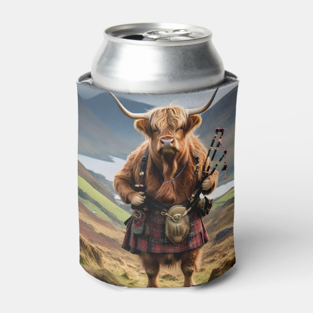 Porta-lata Scottish Highland Cow Bagpiper, (Can Front)