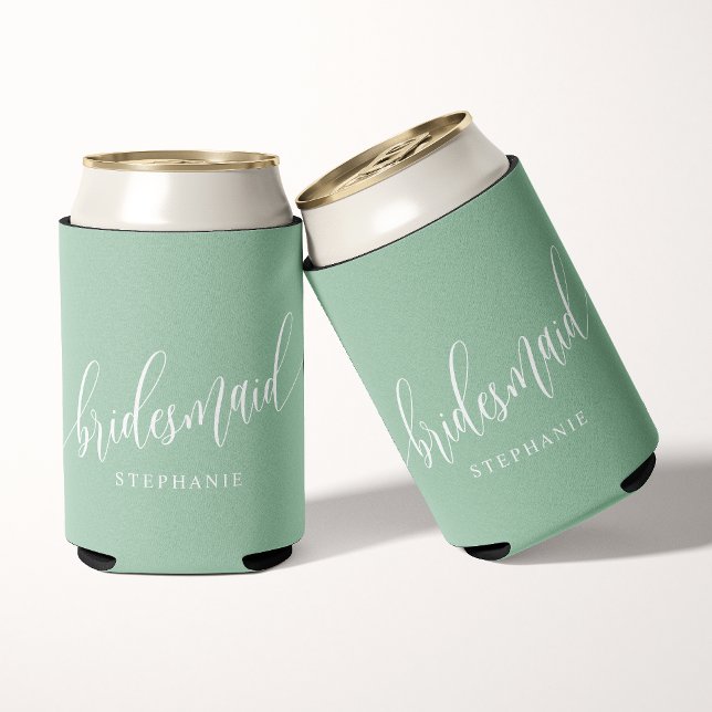 Porta-lata Script Moderno do Dusty Mint Green Bridesmaid (Criador carregado)