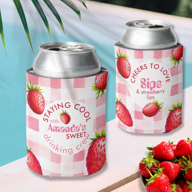 Porta-lata Strawberry Gingham Bachelorette Beber Crew Cooler (Strawberry Bachelorette party crew Soda Beer Alcohol can cooler pink red gingham check fruit summer)