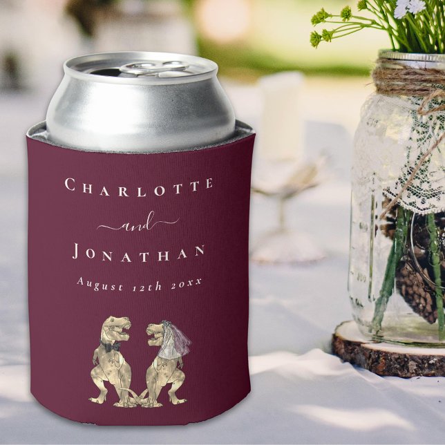 Porta-lata Tema Dinossauro Casamento Borgonha e Creme (Dinosaur wedding burgundy & Cream bride & groom monogram personalized can cooler funny T-Rex dino)