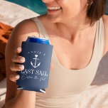 Porta-lata Última vela antes da solha náutica do véu<br><div class="desc">Faça a festa começar na sua festa de solteira náutica ou barco com esses bonitinhos refrigeradores personalizados. Marinho azul design apresenta uma ilustração da âncora de uma nave branca, tocada por um pequeno coração, com duas linhas de texto personalizado por baixo; mostrada com "Última Vela Antes do Véu". Adicione o...</div>