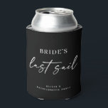 Porta-lata Última Vela da Noiva | Batom de Solteira Náutica P<br><div class="desc">Prepare-se para a celebração final com este elegante protetor de lata “Última Vela da Noiva” - o par perfeito para festas de barco, escapadas costeiras ou fins de semana de despedida de solteira com tema náutico. Seu fundo preto minimalista e tipografia moderna e elegante lhe dão um visual sofisticado e...</div>