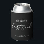 Porta-lata Última Vela da Noiva | Noiva Bchelorette Náutica P<br><div class="desc">Prepare-se para a celebração final com este elegante protetor de lata “Última Vela da Noiva” - o par perfeito para festas de barco, escapadas costeiras ou fins de semana de noiva náutica. Seu fundo preto minimalista e tipografia moderna e elegante lhe dão um visual sofisticado e atemporal que combina com...</div>