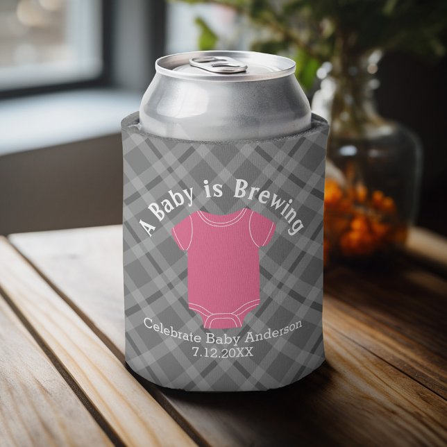 Porta-lata Um bebê está se preparando - Casais Chás favorecem (Baby Shower Favor - Personalized Can Cooler for a Couple's Shower - A Baby is Brewing)