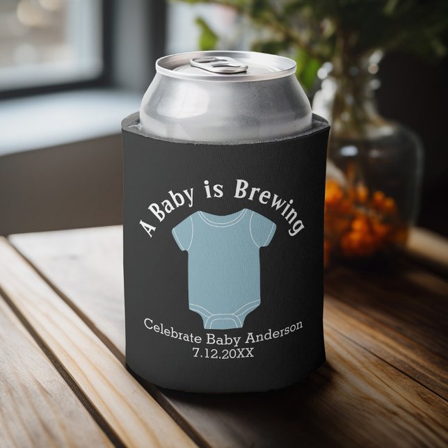 Porta-lata Um bebê está se preparando - Casais Chás favorecem (Baby Shower Favor - Personalized Can Cooler for a Couple's Shower - A Baby is Brewing)