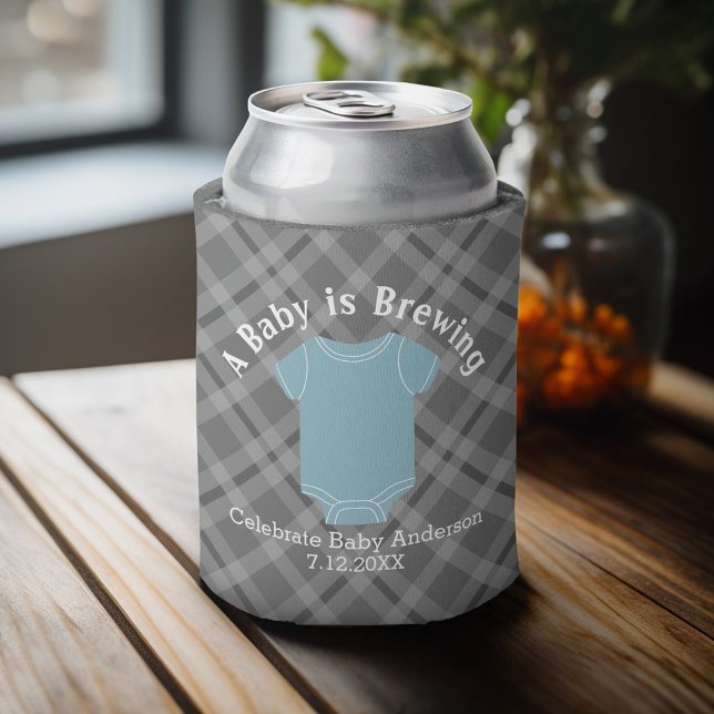 Porta-lata Um bebê está se preparando - Casais Chás favorecem (Baby Shower Favor - Personalized Can Cooler for a Couple's Shower - A Baby is Brewing)