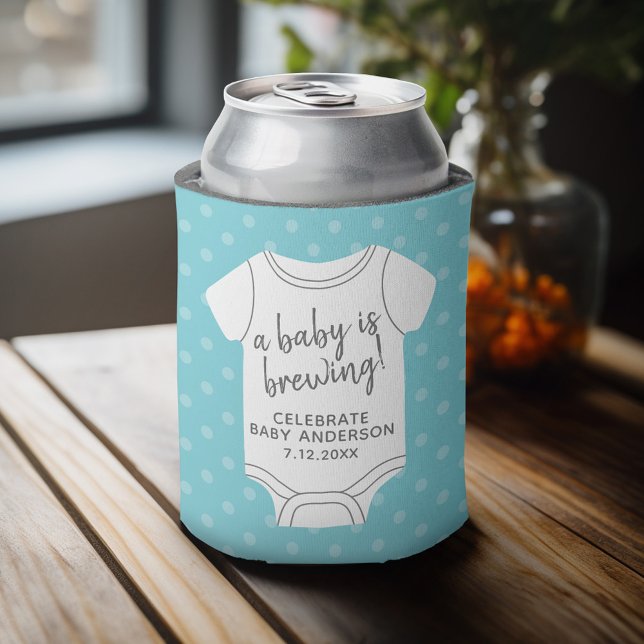 Porta-lata Um Bebê está se preparando — Casais Chás podem edi (Baby Shower Favor - Personalized Can Cooler for a Couple's Shower - A Baby is Brewing)