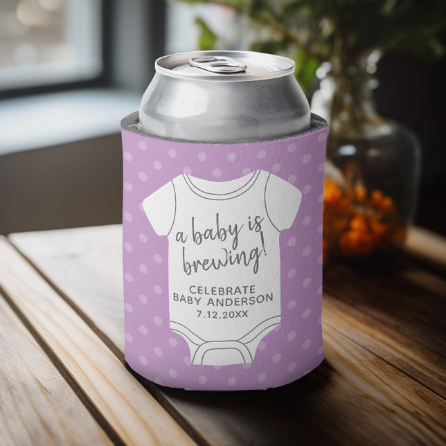 Porta-lata Um Bebê está se preparando — Casais Chás podem edi (Baby Shower Favor - Personalized Can Cooler for a Couple's Shower - A Baby is Brewing)