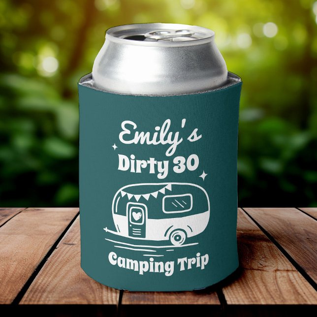 Porta-lata Viagem de Meninas Festa de Despedida de Solteira A (A green can cooler featuring the phrase "Dirty 30 Camping Trip", with a cute camper van)