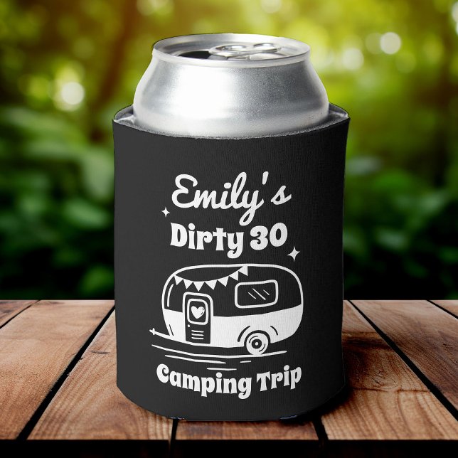 Porta-lata Viagem de Meninas Festa de Despedida de Solteira A (Black can cooler with the text "Emily's Dirty 30 Camping Trip" and a graphic of a vintage camper)