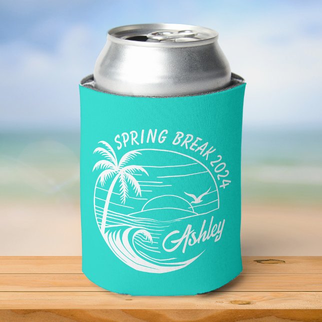 Porta-lata Viagem de meninas personalizada para férias de pri (A turquoise can cooler featuring "Spring Break 2024" and "Ashley," with a palm tree and wave design )