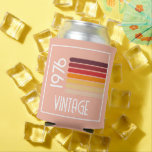 Porta-lata Vintage 1976 Retro Stripe Sun 50th Birthday Pink<br><div class="desc">.: Diversão As cores primárias aparecem neste design de pôr do sol com faixa retrorativa e a palavra Vintage, que podem ser alteradas. Você pode personalizar o texto e a fonte! .: Os itens de coordenação estão disponíveis Comemore um marco em estilo com nossas portas copos de 50º aniversário de...</div>