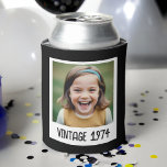 Porta-lata Vintage Milestone Aniversário Foto Keepsasak<br><div class="desc">Celebrar um marco especial com o Vintage Milestone Birthday Photo Keepape Can Cooler. Este na moda pode resfriar apresenta um charmoso design, personalizável com uma foto favorita e detalhes de aniversário. Produzido a partir de material isolante de alta qualidade, ele mantém bebidas frias enquanto adiciona um toque pessoal à celebração....</div>
