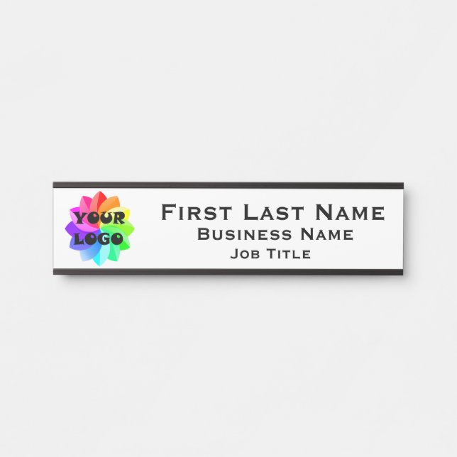 Porta Placa de Nome com Logo Branco ao Fundo (Frente)