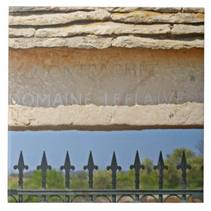 Portão e pedra de chave esculpidos com Montrachet,