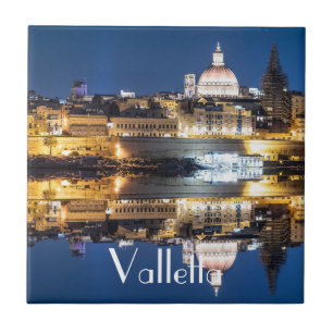 Porto da cidade antiga de La Valetta à noite