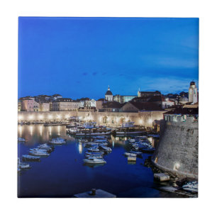 Porto de Dubrovnik e paredes iluminadas à noite