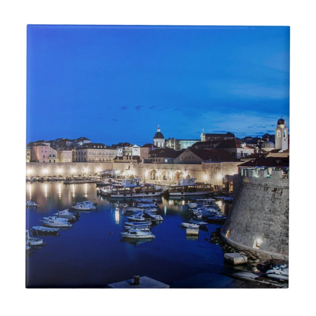 Porto de Dubrovnik e paredes iluminadas à noite (Frente)