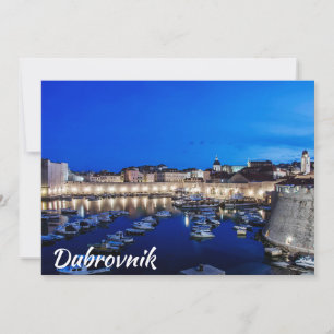 Porto de Dubrovnik e paredes iluminadas à noite