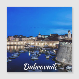 Porto de Dubrovnik e paredes iluminadas em mães no
