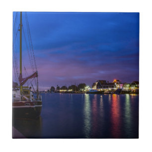 Porto iluminado de Volendam à noite