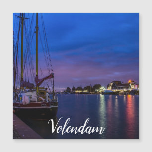 Porto iluminado de Volendam no Magnet noturno