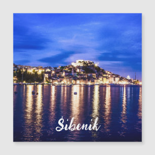 Porto iluminado em Sibenik, Croácia