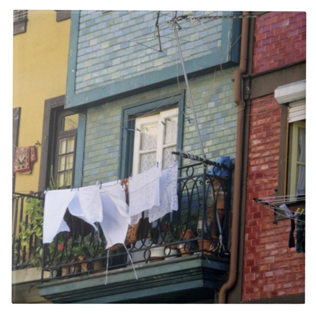 Portugal, Porto. Mulher pendurada na roupa (Frente)