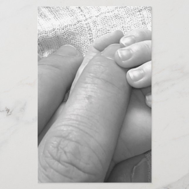 Posse das mãos dos dedos da mão do bebê que agarra (Frente)