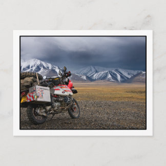 Postal Biking nas montanhas de Altai - cartão de Mongolia