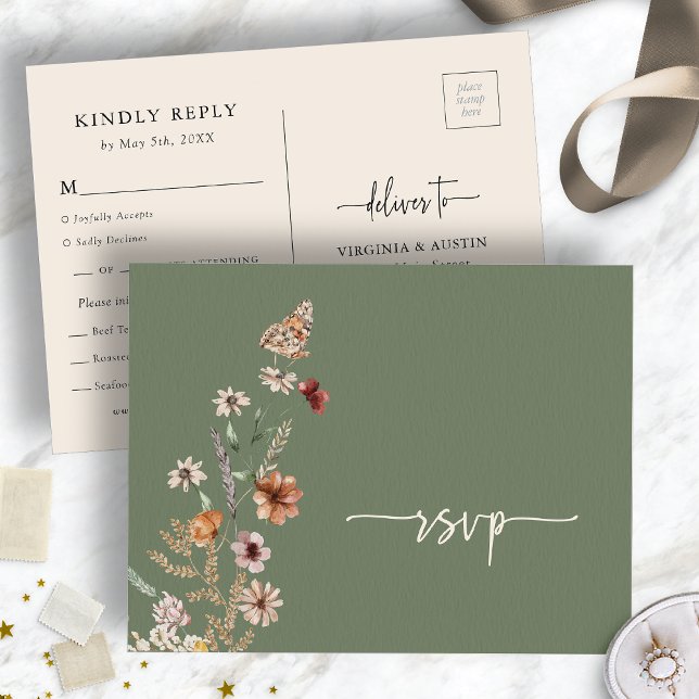 Postal Cartão de Resposta de Casamento de Flores Silvestr (Sage Green Wildflower Wedding RSVP Postcard with Butterfly by Painted Paperie
)