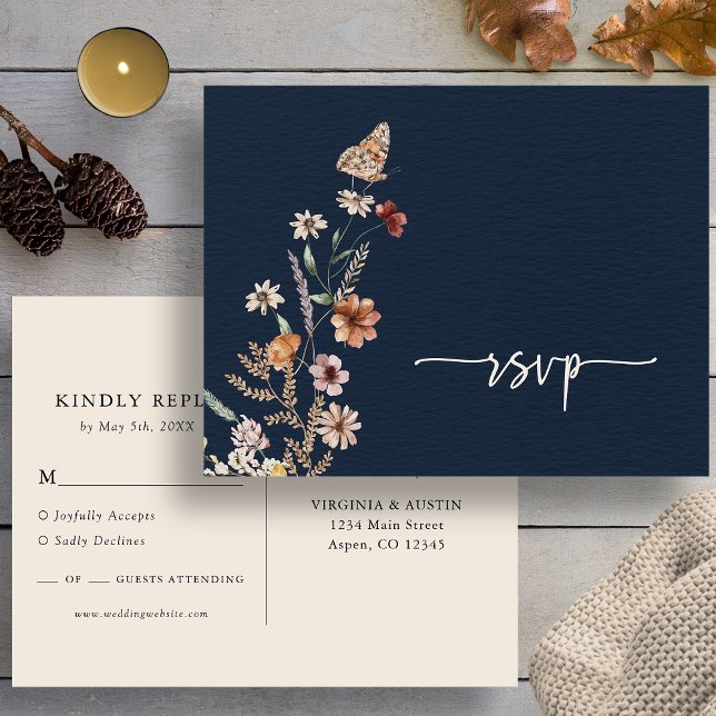 Postal Cartão de Resposta de Casamento Navy Boho (Navy Wildflower Floral Boho RSVP Wedding Postcard with Butterfly by Painted Paperie
)