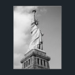Postal Estátua da liberdade preta & branca, cartão de New<br><div class="desc">Uma foto preto e branco bonita da estátua da liberdade em New York,  América.  O cartão tem uma sensação do vintage e seria perfeito usar-se como a arte da parede ou enviar a alguém especial.</div>