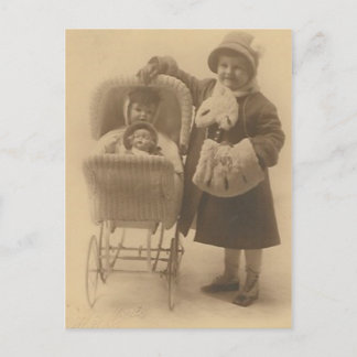 Postal garota e sua boneca no cartão de posto de carruage