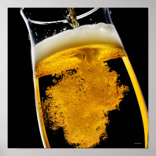 Pôster A cerveja foi colocada em vidro