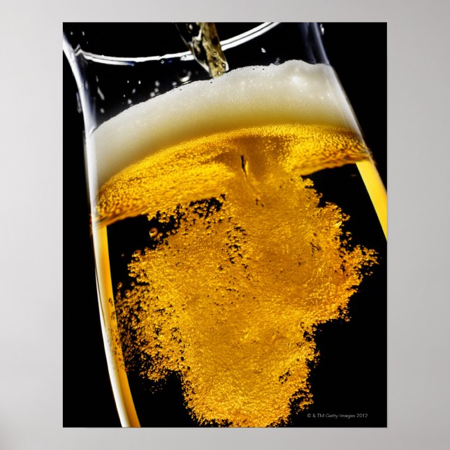 Poster A cerveja foi derramada em vidro, tiro de estúdio (Frente)