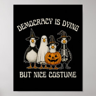 Poster A Democracia Morre, Mas O Fato De Halloween É Boni