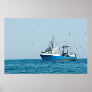 Poster A embarcação de pesca vem para trás ao porto