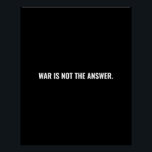 Pôster A guerra não é a resposta do texto branco negro co<br><div class="desc">A guerra não é a resposta do texto preto e branco,  o mínimo minimalista e corajoso poster / sinal de protesto anti-guerra. Texto branco totalmente personalizável sobre fundo preto. Conflito no Médio Oriente/Gaza.</div>