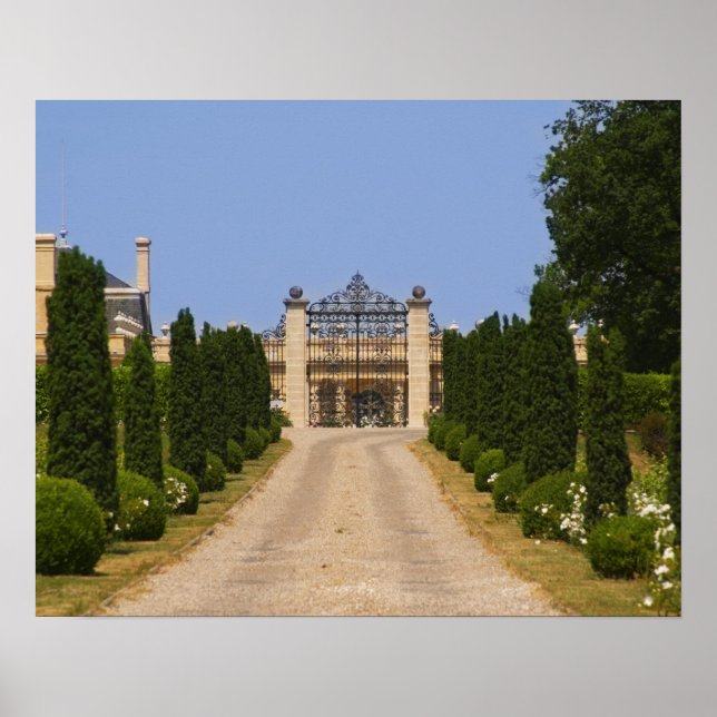 Poster A imponente entrada do Chateau Haut Sarpe, o (Frente)